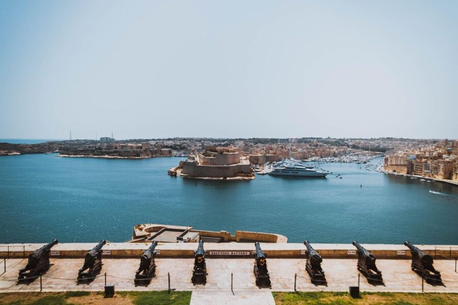 3 cities: Private Insider Walking Tour with Licensed Guide - Meeting your guide beside Birgu Monument