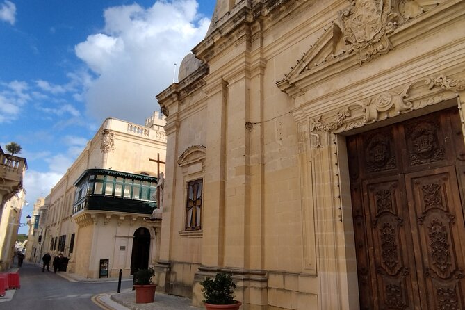 Best of Mdina and Rabat Walking Tour - Starting at Mdina Gate with a red umbrella