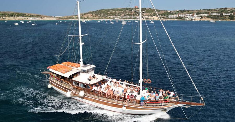 Comino Island , Blue lagoon, Crystal Lagoon & Gozo & Caves - The opening cruise past Comino’s rocks and caves