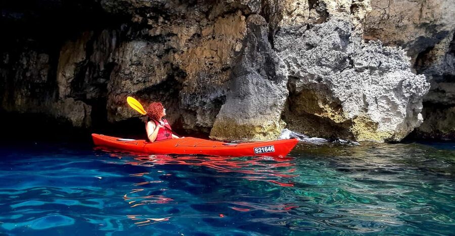 Gozo: Comino and Blue Lagoon Guided Kayaking Adventure - Starting at Hondoq Bay and getting comfortable