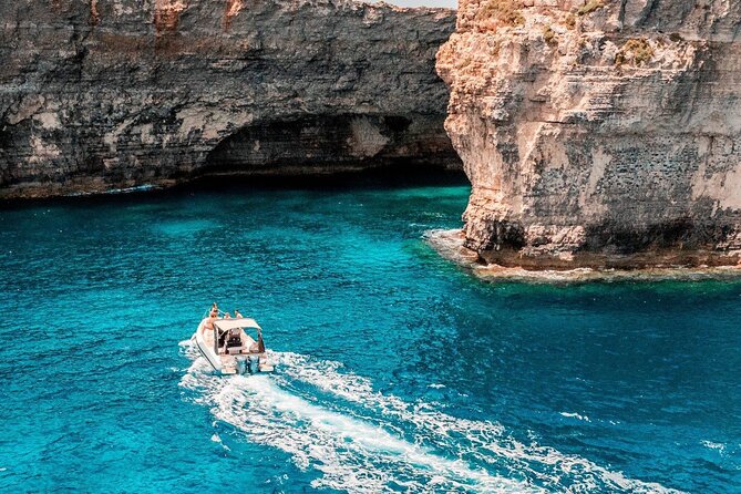 Malta: Around Comino Cruise With Blue Lagoon stop - The boat setting and group size