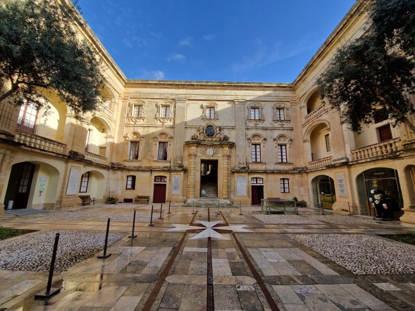 Malta: Mdina and Rabat Food Tour - First tastes: pastizzi and Kinnie