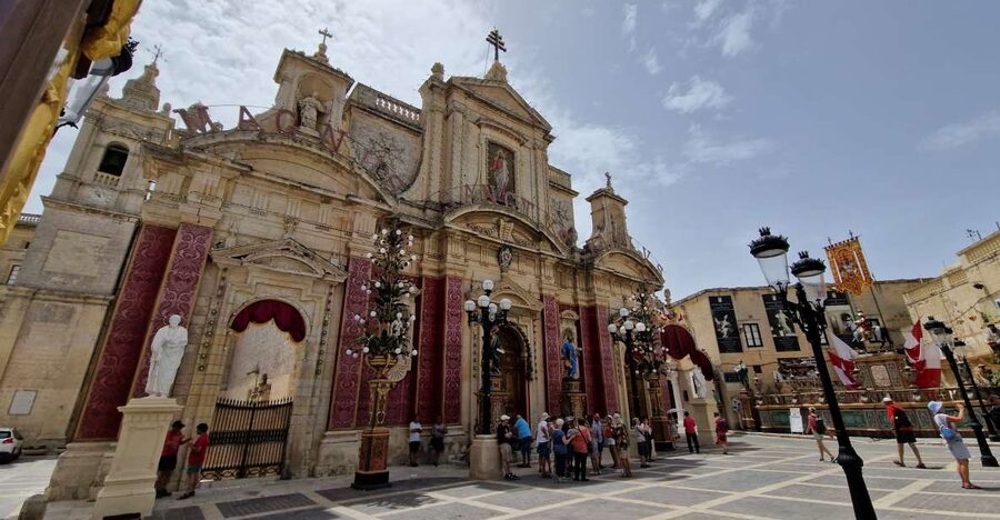 Malta: Mdina and Rabat Food Tour - Bread, cheese, coffee, and two Maltese beers