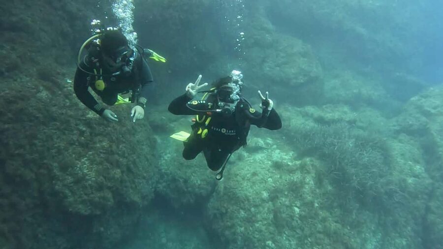 Malta: PADI Discover Scuba Diving Experience - Starting with theory before you reach the reef