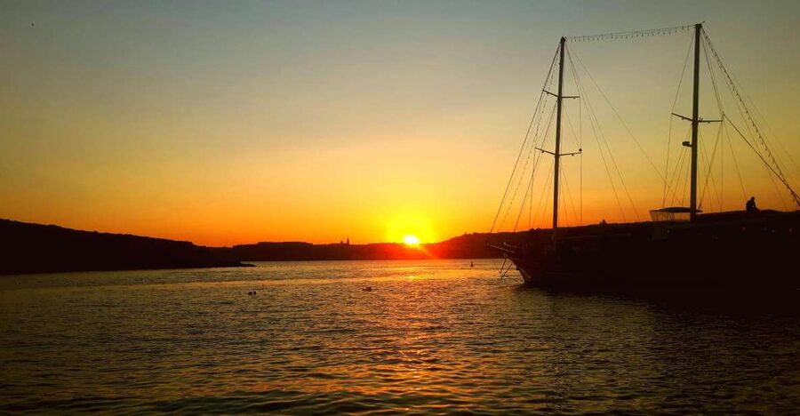 Malta: Private Sunset Boat Trip to Comino and Blue Lagoon - Why the evening departure changes the Blue Lagoon