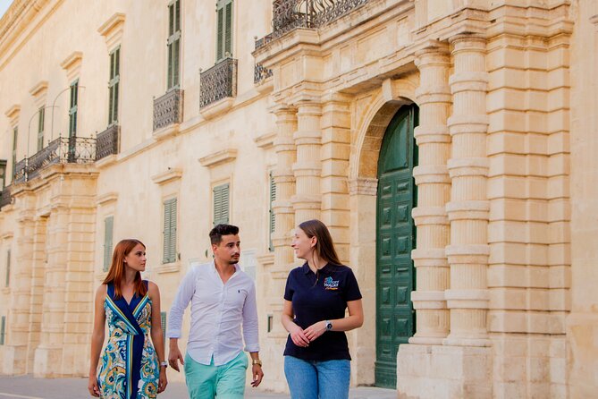 Malta: Walking Tour + Hop-on Hop-off Bus Tour + Boat Tour - Palaces, squares, and a short art lesson