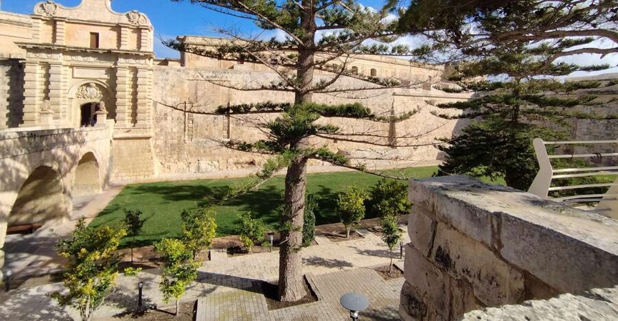 Mdina and Rabat: Guided City Walking Tour - Crossing into Rabat for a different Malta