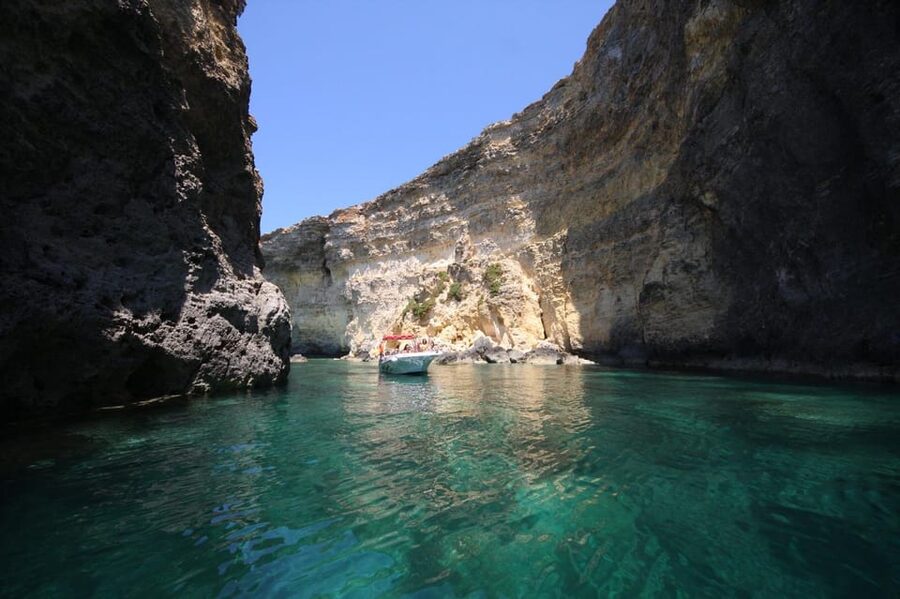 Mellieha: 3:00pm Speedboat round Comino Caves 2h Blue Lagoon - Weather, sea conditions, and the skipper