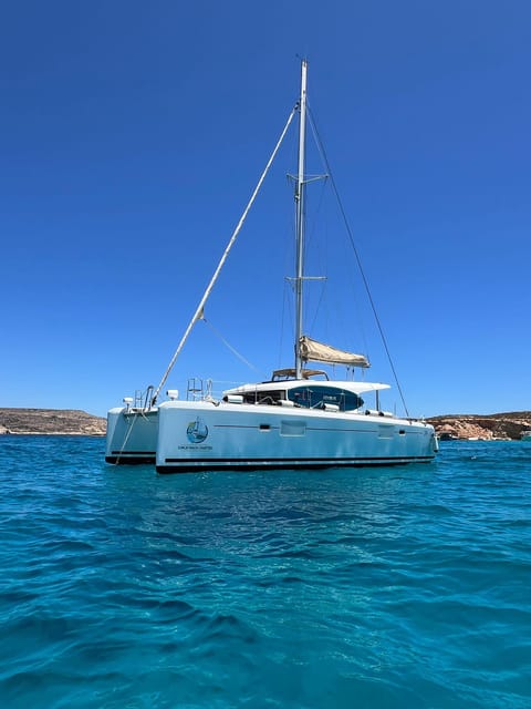 St. Paul's Bay: Half-Day Luxury Catamaran Tour with Drinks - Santa Maria Caves from the water