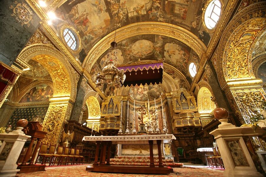 Valletta: Guided Walking Tour with St. John's Co-Cathedral - Gardens and fortress walls above the Grand Harbour
