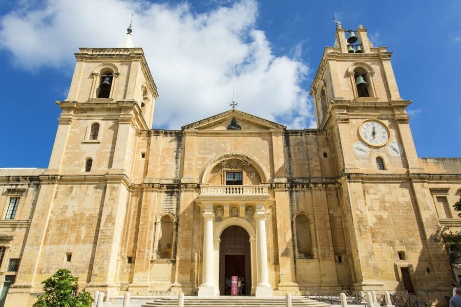 Valletta: Private Insider Walking Tour with Licensed Guide - Walking Valletta’s narrow streets